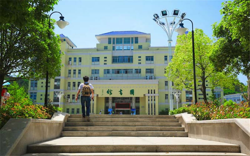湖北医药学院药护学院校园风景