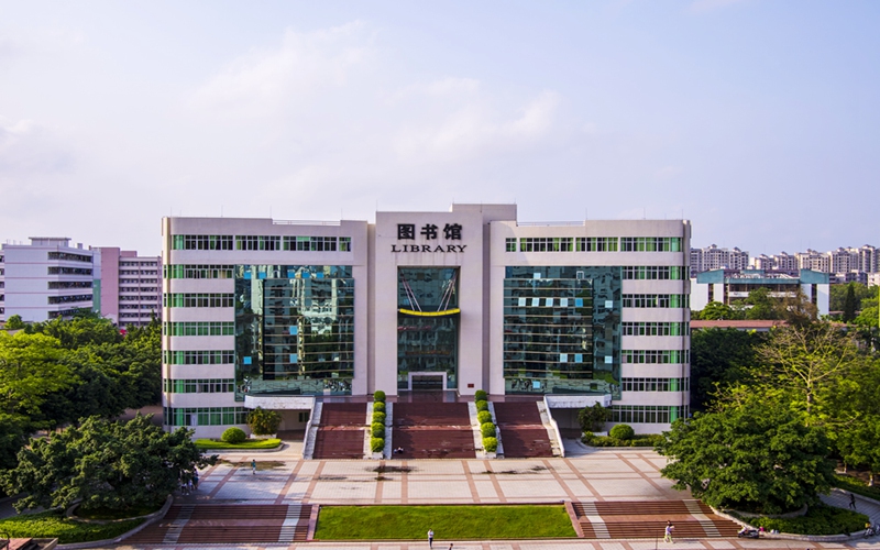 广东石油化工学院校园风景