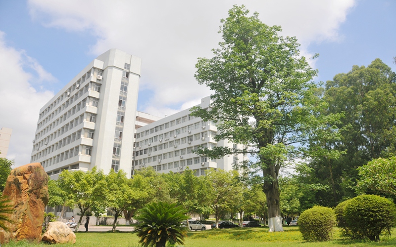 广东石油化工学院校园风景