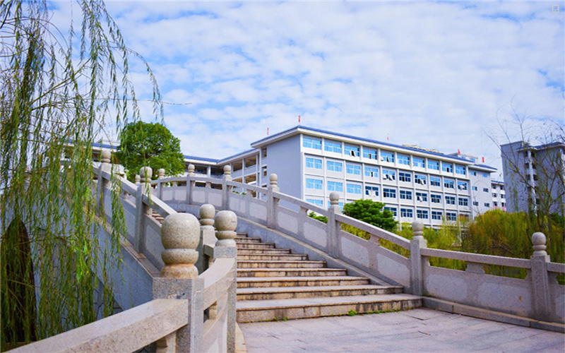 广东创新科技职业学院校园风景