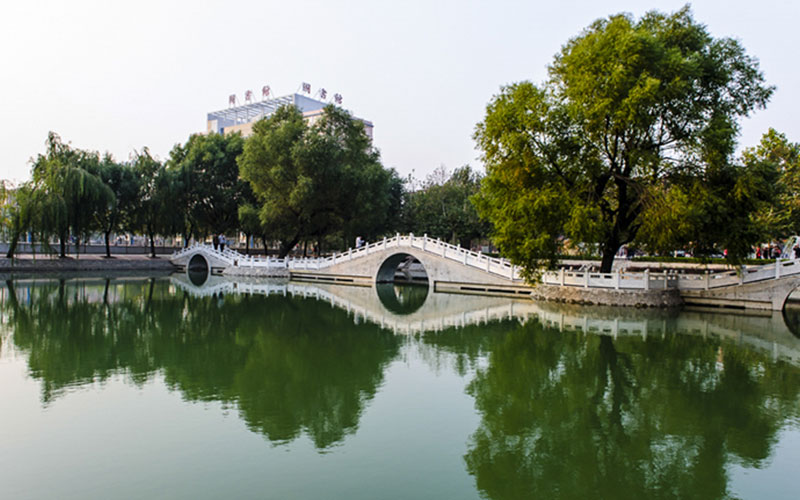 保定理工学院校园风景