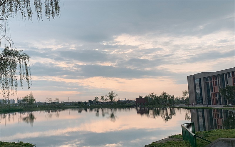 德阳城市轨道交通职业学院校园风景