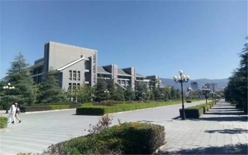 滇西科技师范学院校园风景