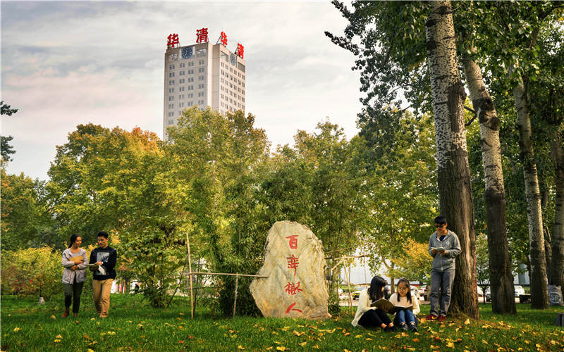 西安建筑科技大学华清学院校园风景