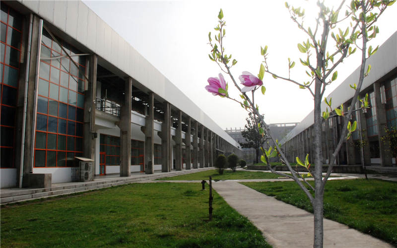 西安建筑科技大学华清学院校园风景