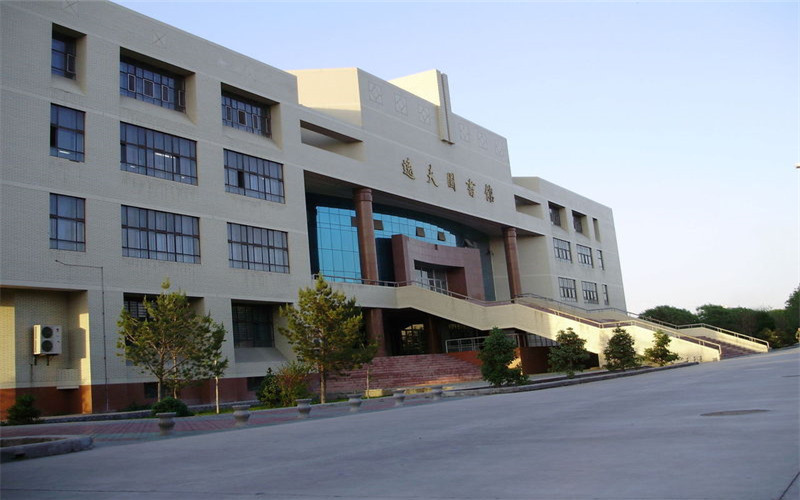 新疆政法学院校园风景