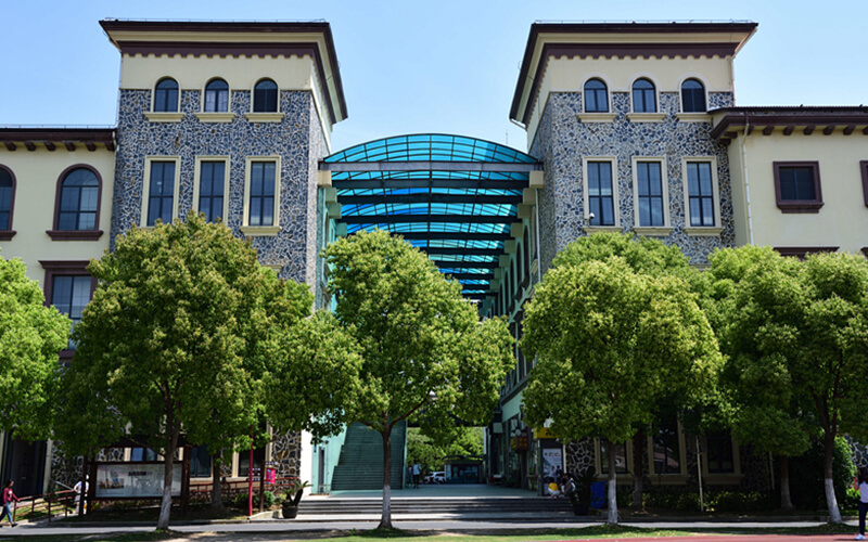 上海外国语大学贤达经济人文学院校园风景